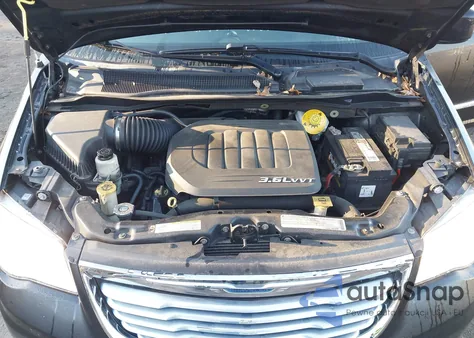 2016 Chrysler Town & Country Touring z USA, uszkodzony, nr VIN 2C4RC1BG5GR165332